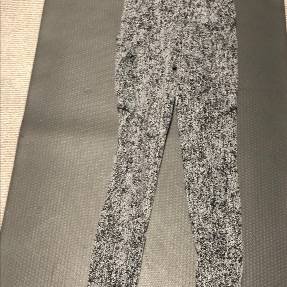 Lululemon black and white leggings size 4